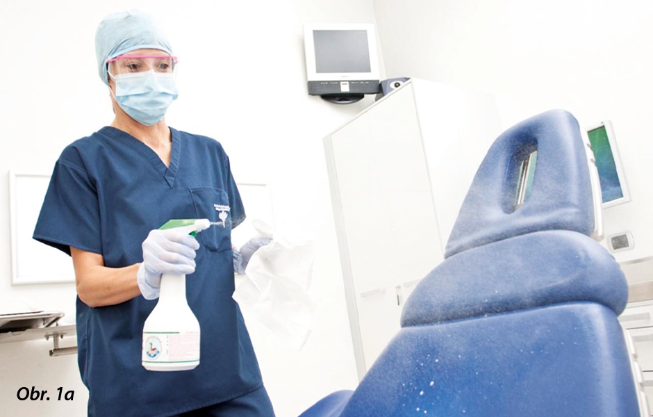 Příprava operačního sálu začíná čištěním a drhnutím povrchů pomocí specializovaných přípravků.
