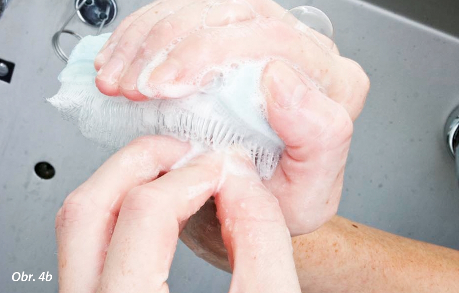 Chirurgické mytí rukou a čištění začíná pod nehty pomocí vhodného kartáče.