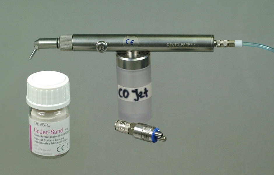 Pískovací zařízení pro intraorální tribochemickou silikatizaci.