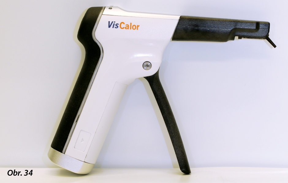 Vyhřívaná kapslový dávkovač (VisCalor Dispenser, VOCO), jehož funkce ohřevu je založena na technologii blízké infračervenému spektru světla