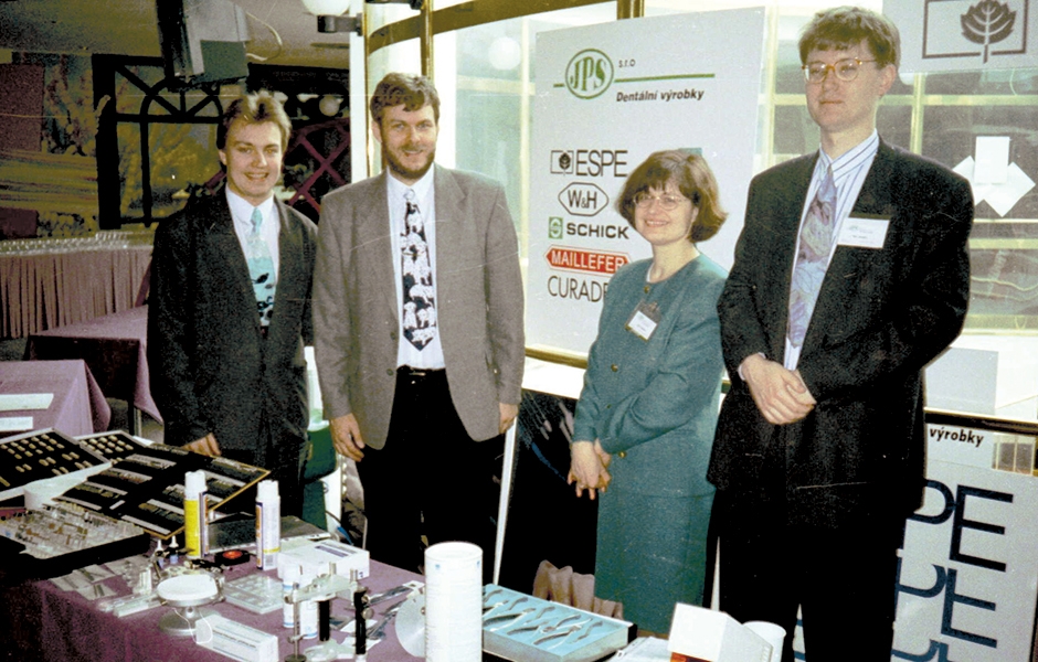 Majitelé firmy JPS v jejich začátcích tvořili prakticky celý tým. Tomáš Parolek druhý zleva, Jitka a Petr Janatkovi vpravo.