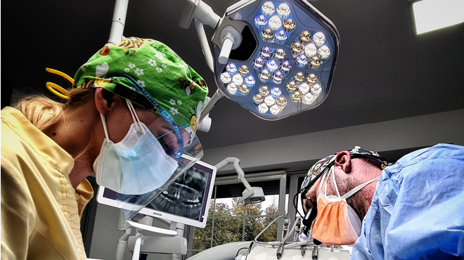 Nadstandardní požadavky na osvětlení operačního pole řeší speciální operační svítidla