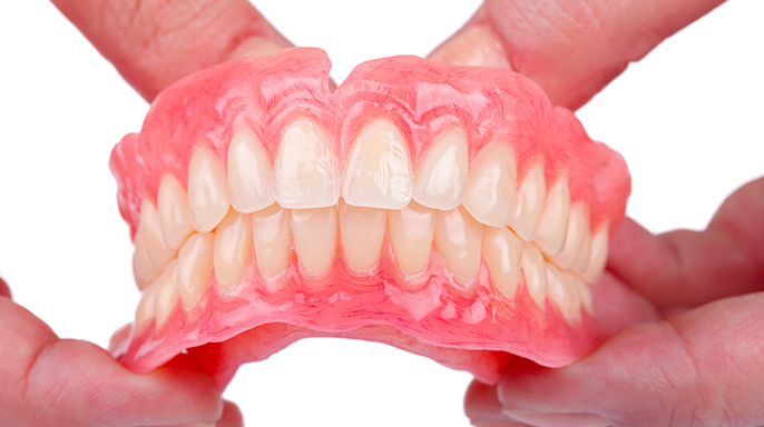 Používání fixativ na zubní náhrady: souhrn poznatků – 1. část