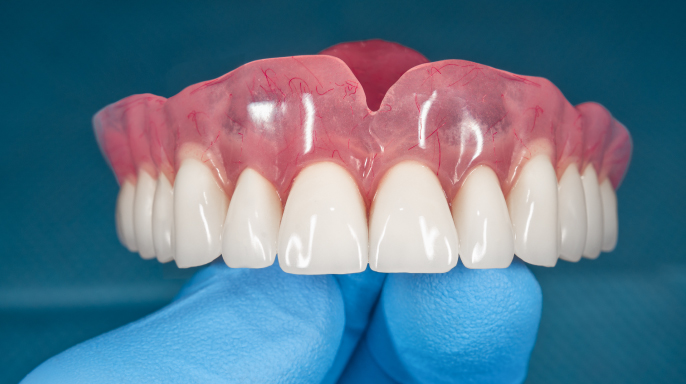 Používání fixativ na zubní náhrady: souhrn poznatků – 2. část
