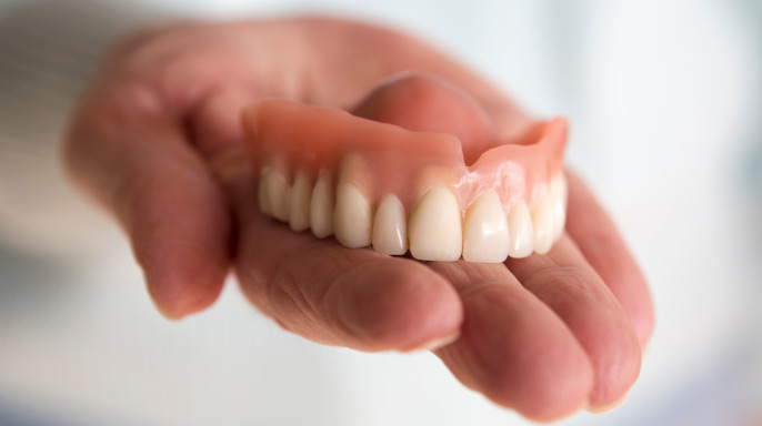 Používání fixativ na zubní náhrady: souhrn poznatků – 4. část