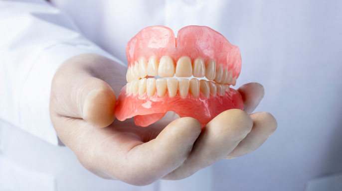 Používání fixativ na zubní náhrady: souhrn poznatků – 6. poslední část