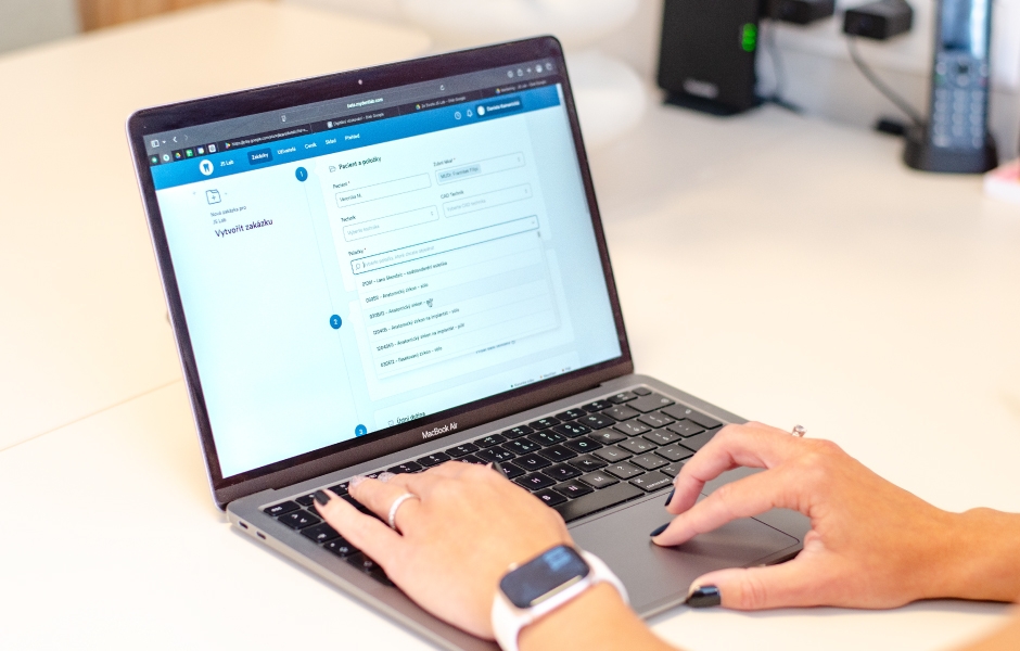 Zubní laboratoř není jenom o korunkách: Co rozhoduje o kvalitě laboratoře 