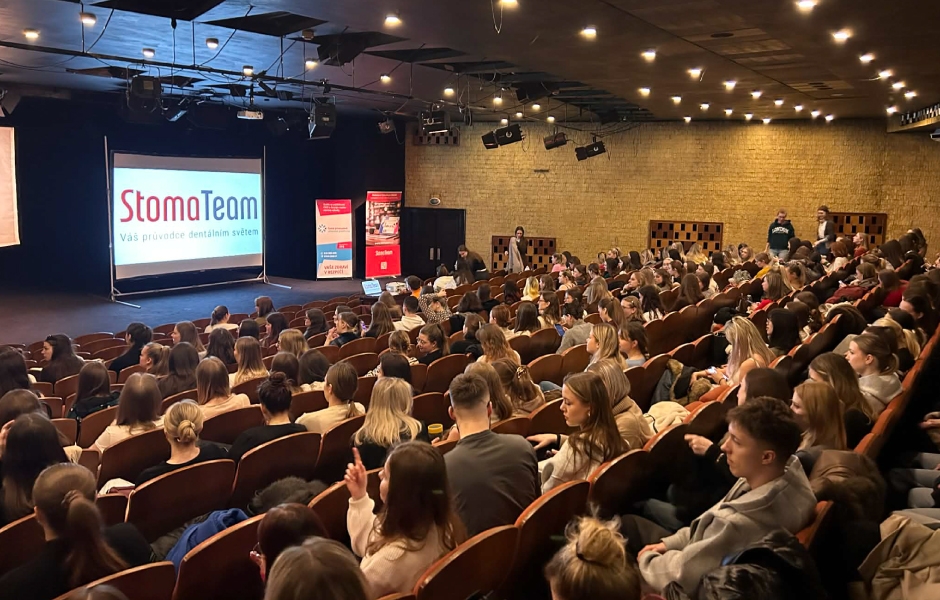 Obr. 4: Sál se postupně zaplňoval