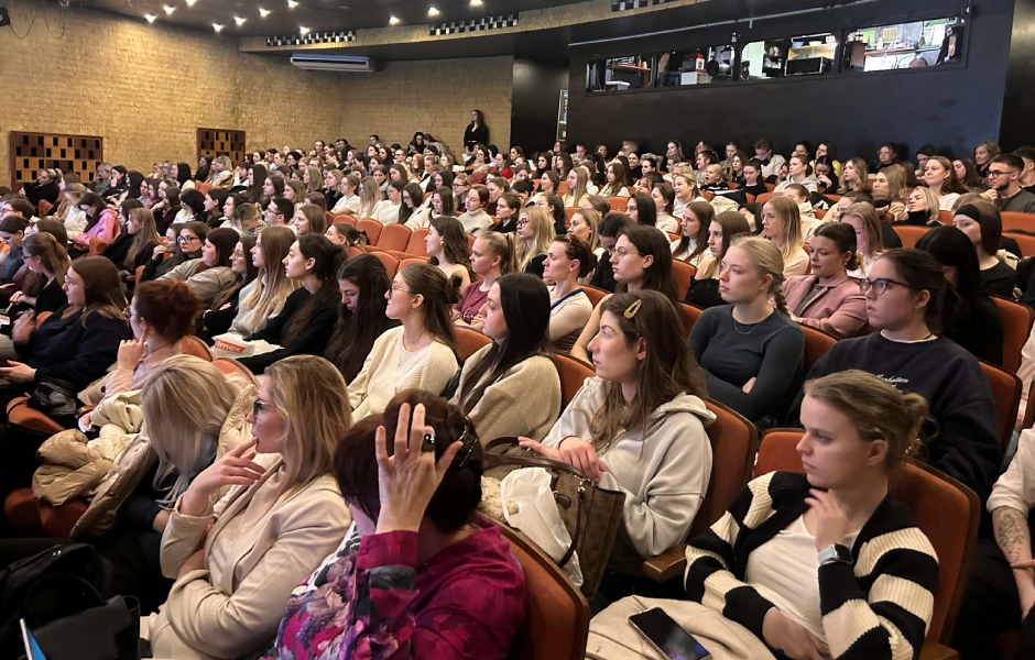 Obr. 9: Pohled do sálu