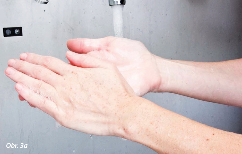 Chirurgické mytí rukou a drhnutí mýdlovým roztokem. Mytí začíná od špiček prstů směrem k dlaním.