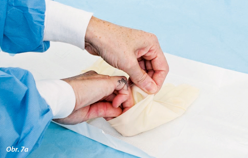 Při navlékání sterilních rukavic je nutno dotýkat se holou rukou jen jejich vnitřního povrchu – rukou v rukavici pak jen jejich vnějšího povrchu.
