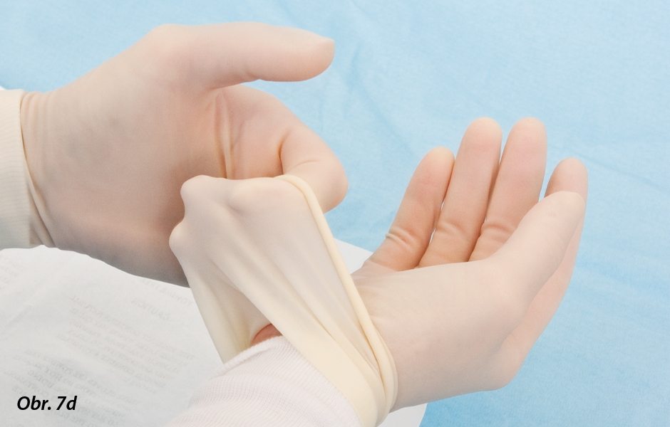 Při navlékání sterilních rukavic je nutno dotýkat se holou rukou jen jejich vnitřního povrchu – rukou v rukavici pak jen jejich vnějšího povrchu.