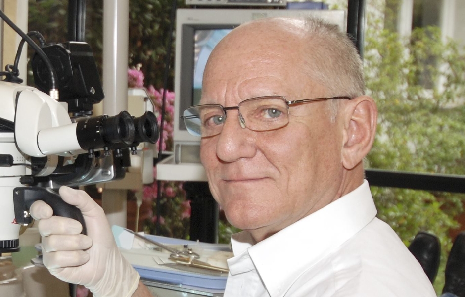 Arnaldo, jak ho známe nejvíce – usměvavý za okuláry operačního mikroskopu