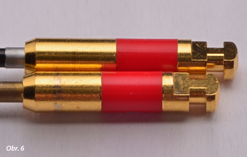 Dříky nástrojů WaveOne Gold (dole) jsou o 2 mm kratší ve srovnání s předchozí generací (nahoře)