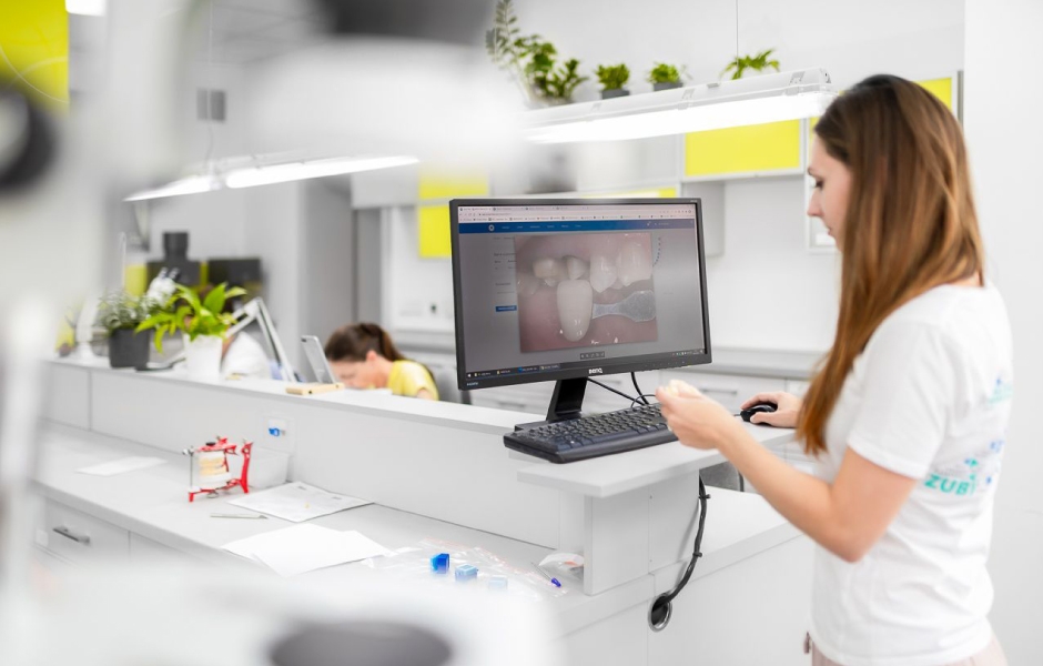 Chaos v komunikaci se zubní laboratoří stojí čas i nervy