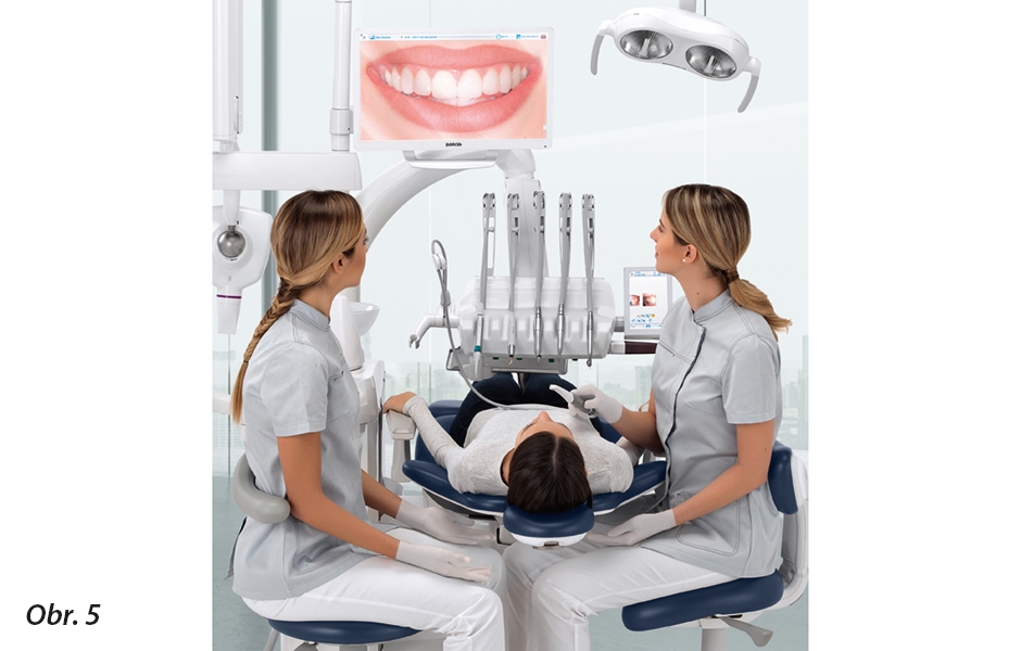 Komunikaci s pacientem výrazně usnadňuje využití multimediálních prvků a dalších připojených zařízení – zde využití přenosu obrazu z intraorální kamery na velkoplošný lékařský LCD monitor integrovaný do zubní soupravy