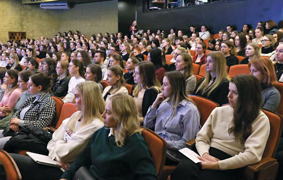 Hlediště Divadla U Hasičů zaplněné studenty dentální hygieny do posledního místa (autor fotografie: PhDr. Ladislav Šolc)