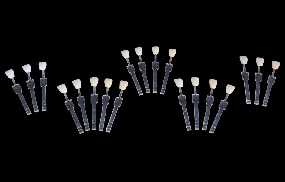 Obr. 17a–d: Vzorník Zirkonzahn Shade Guide Prettau® Line se skládá ze vzorových zubů ve tvaru horních a dolních řezáků a premolárů vyrobených z monolitického zirkonu, čímž je zajištěn přesný výběr barvy definitivní náhrady.