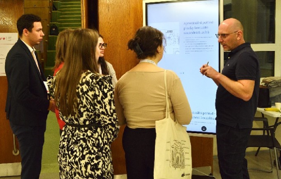 Jakub Hošek vysvětlující studentům princip DentalSketching