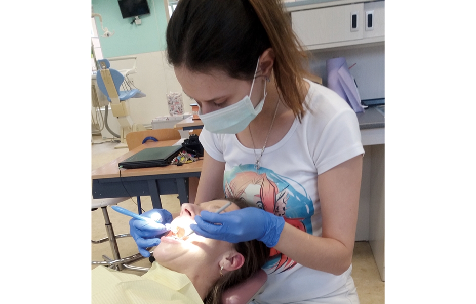 Studenti středních škol přijeli na soutěž v doprovodu vyučujících, kteří měli po dobu soutěže zajištěný program v podobě návštěvy zubní hygieny, kterou poskytovaly studentky...